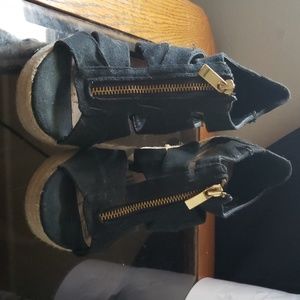 Black wedges